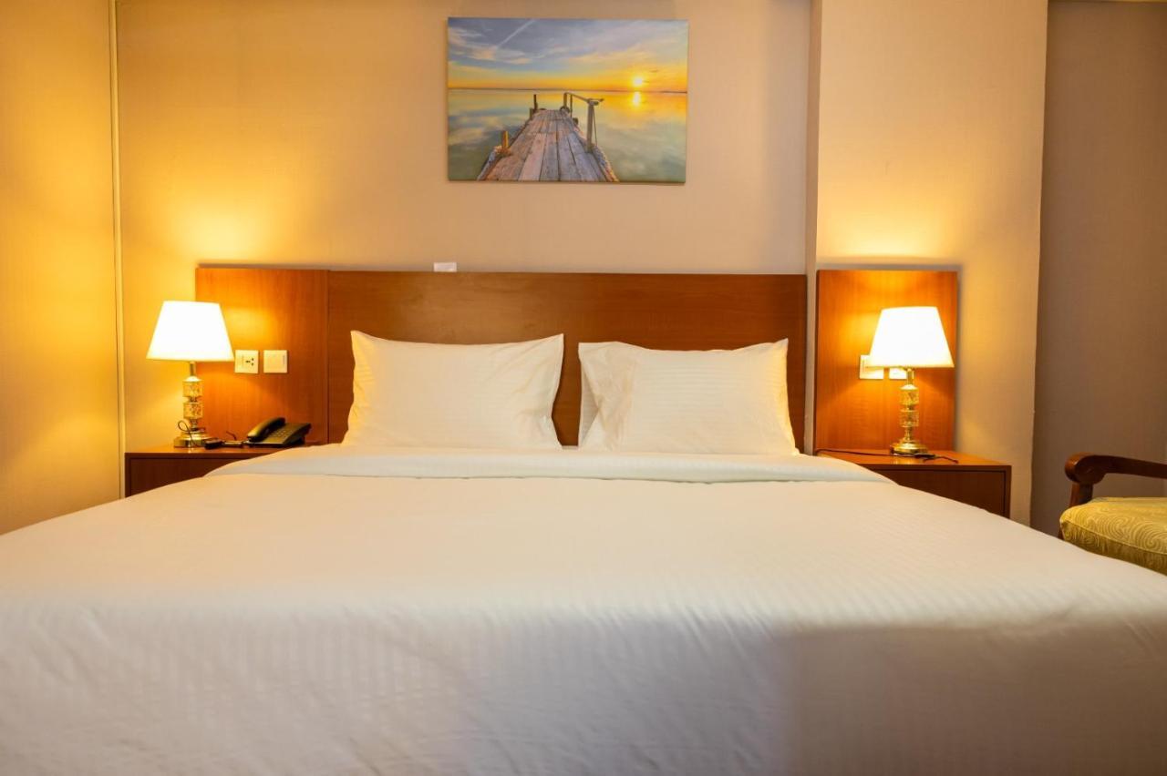 Three 888 Hotel Дубай Екстериор снимка