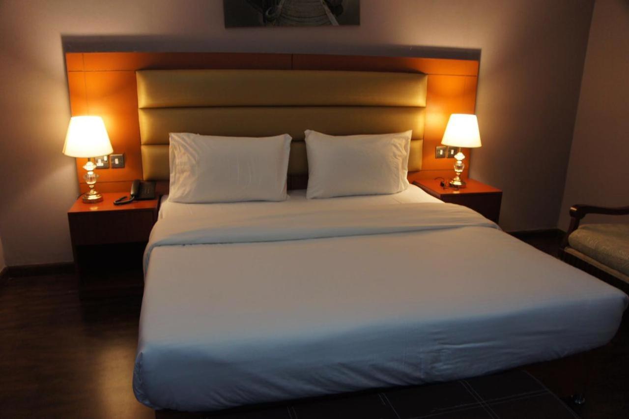 Three 888 Hotel Дубай Екстериор снимка