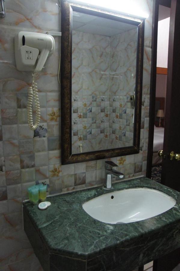 Three 888 Hotel Дубай Екстериор снимка