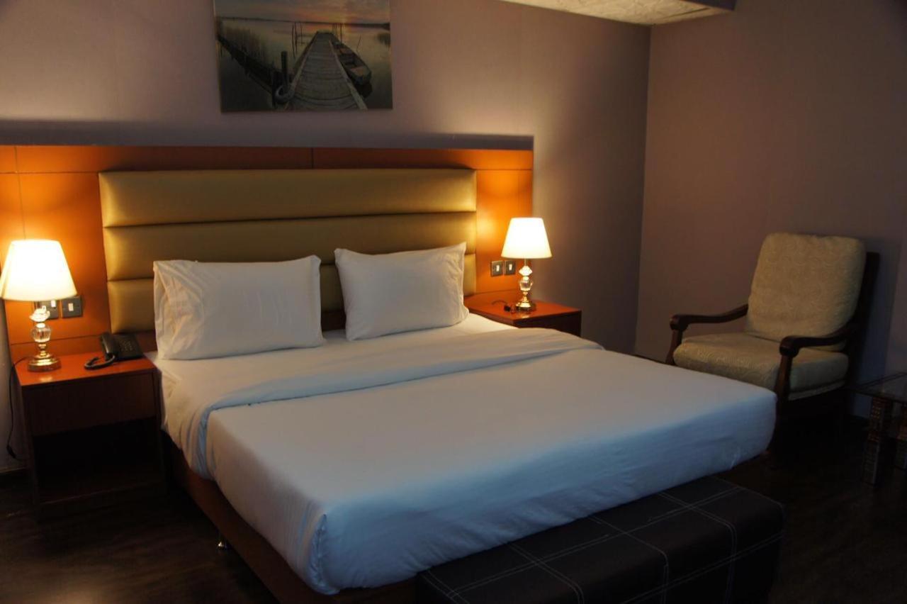 Three 888 Hotel Дубай Екстериор снимка