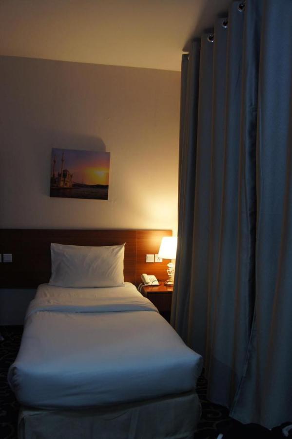 Three 888 Hotel Дубай Екстериор снимка