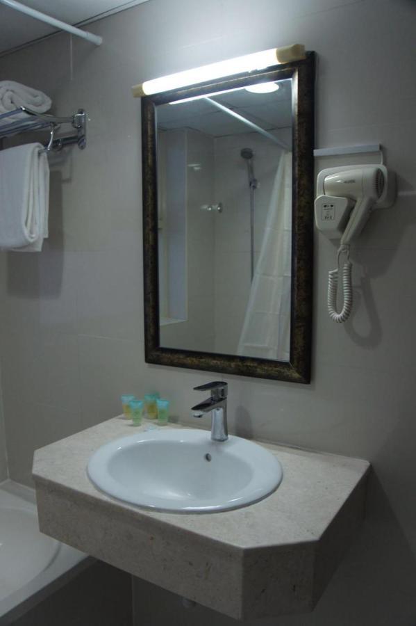 Three 888 Hotel Дубай Екстериор снимка
