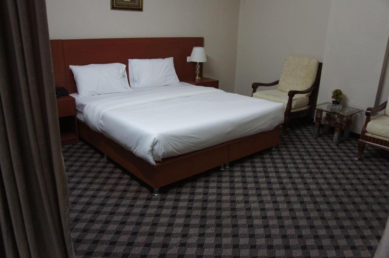 Three 888 Hotel Дубай Екстериор снимка